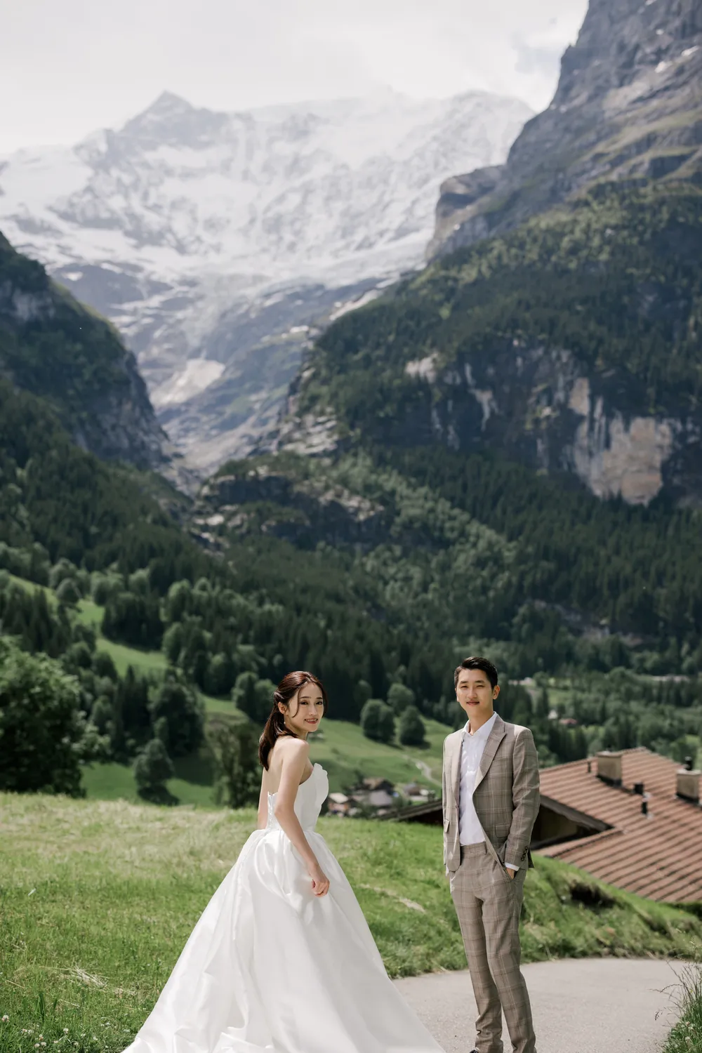 Intimate **pre-wedding photography** of a Taiwanese couple in Grindelwald, Switzerland.